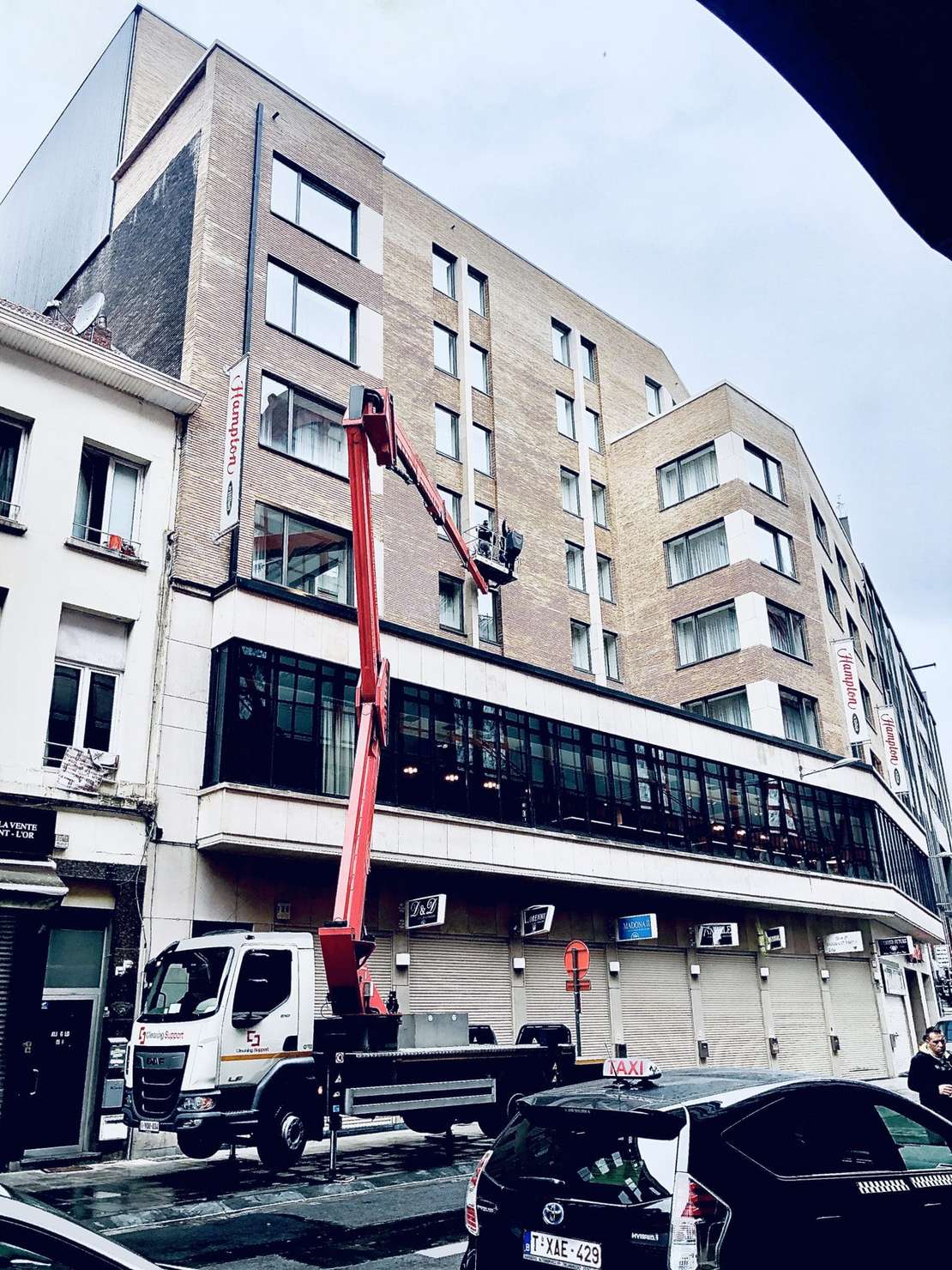 Hoogwerker in een stadsstraat